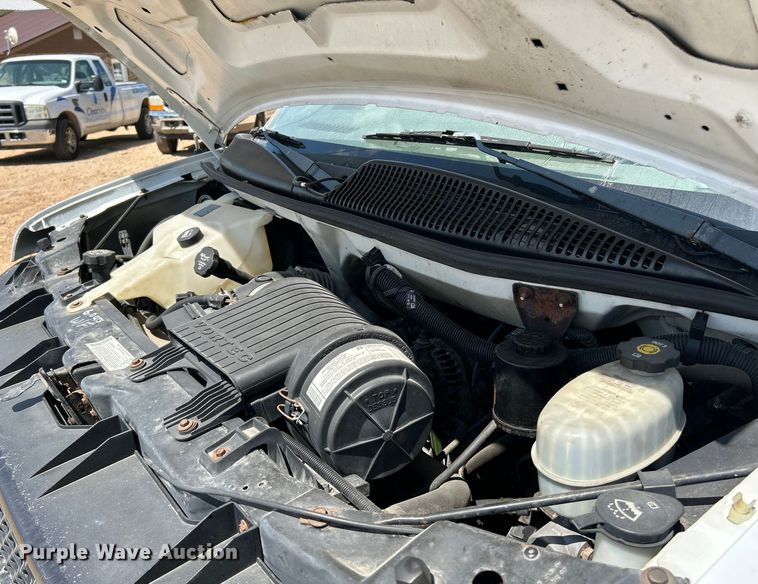 image for item NL9572 2005 Chevrolet Express 3500  box truck