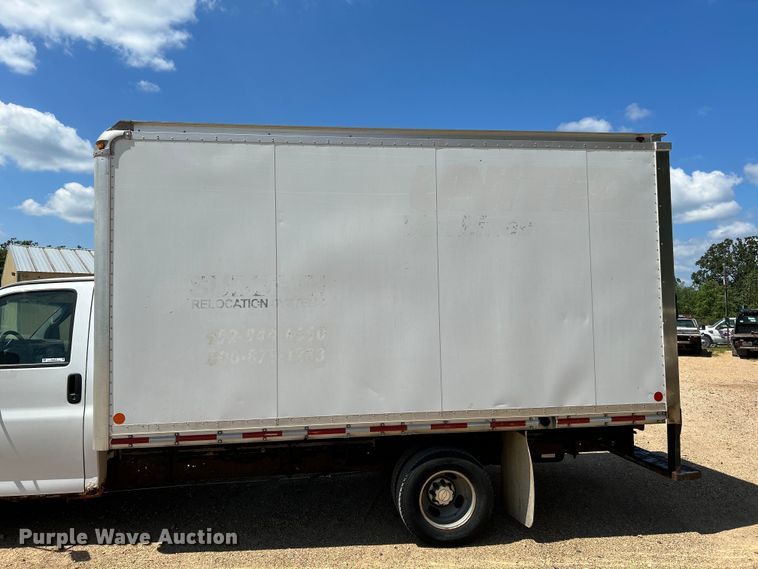 image for item NL9572 2005 Chevrolet Express 3500  box truck