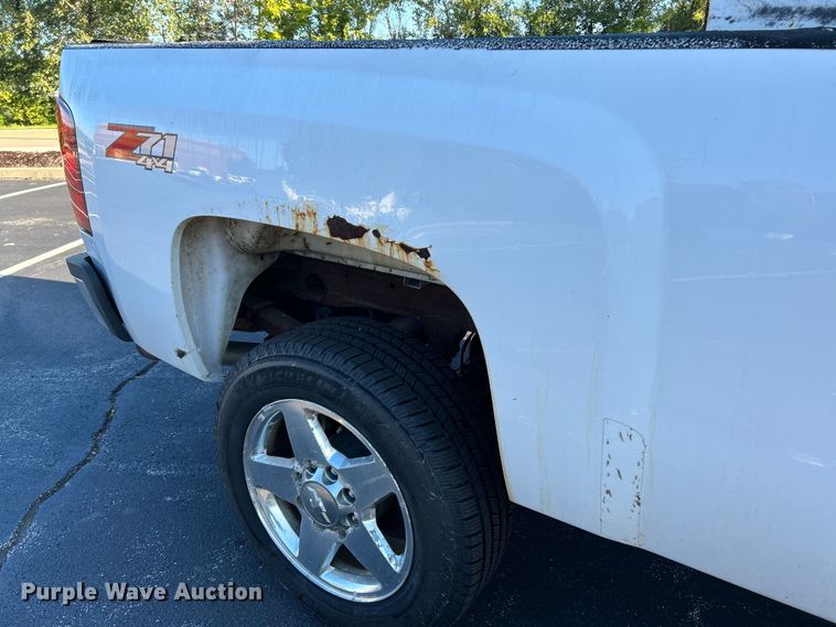 image for item NL9588 2011 Chevrolet Silverado 2500HD LT  Ext. Cab pickup truck