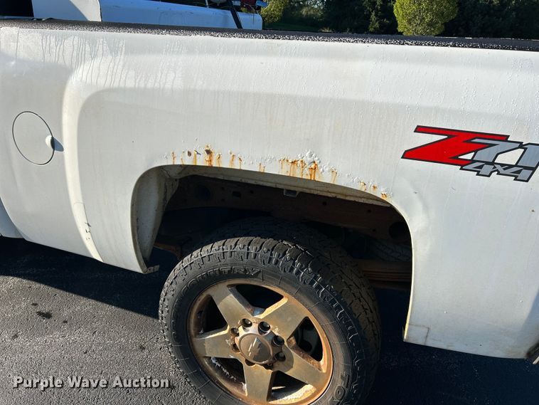 image for item NL9588 2011 Chevrolet Silverado 2500HD LT  Ext. Cab pickup truck