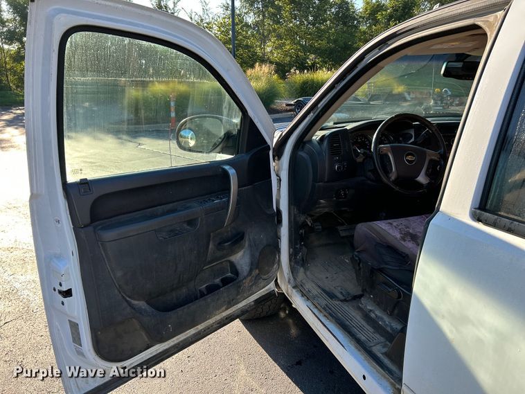 image for item NL9588 2011 Chevrolet Silverado 2500HD LT  Ext. Cab pickup truck