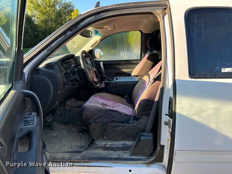 image for item NL9588 2011 Chevrolet Silverado 2500HD LT  Ext. Cab pickup truck