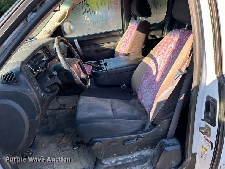 image for item NL9588 2011 Chevrolet Silverado 2500HD LT  Ext. Cab pickup truck