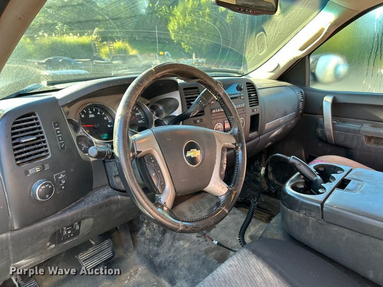 image for item NL9588 2011 Chevrolet Silverado 2500HD LT  Ext. Cab pickup truck