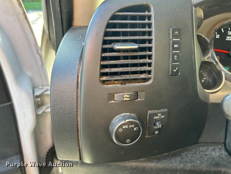 image for item NL9588 2011 Chevrolet Silverado 2500HD LT  Ext. Cab pickup truck