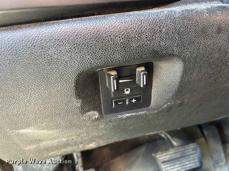 image for item NL9588 2011 Chevrolet Silverado 2500HD LT  Ext. Cab pickup truck