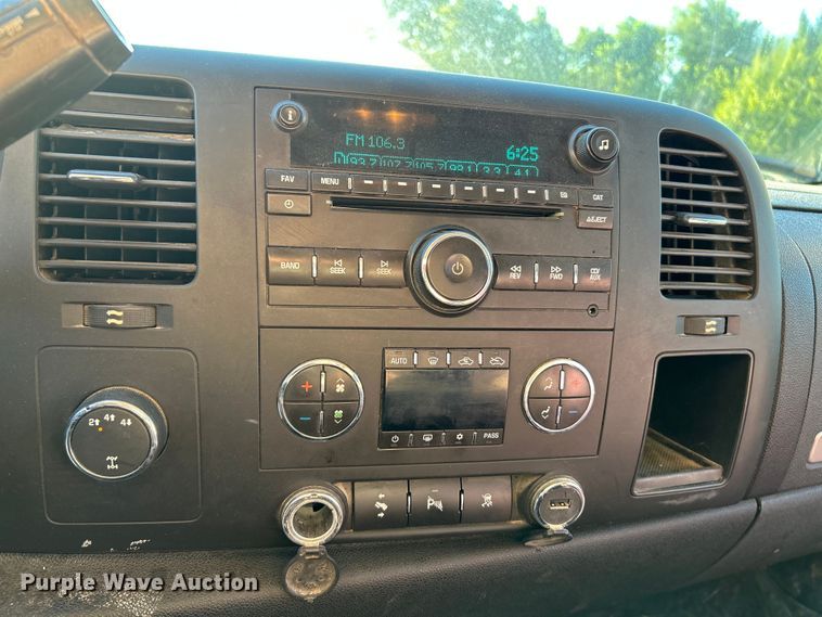 image for item NL9588 2011 Chevrolet Silverado 2500HD LT  Ext. Cab pickup truck