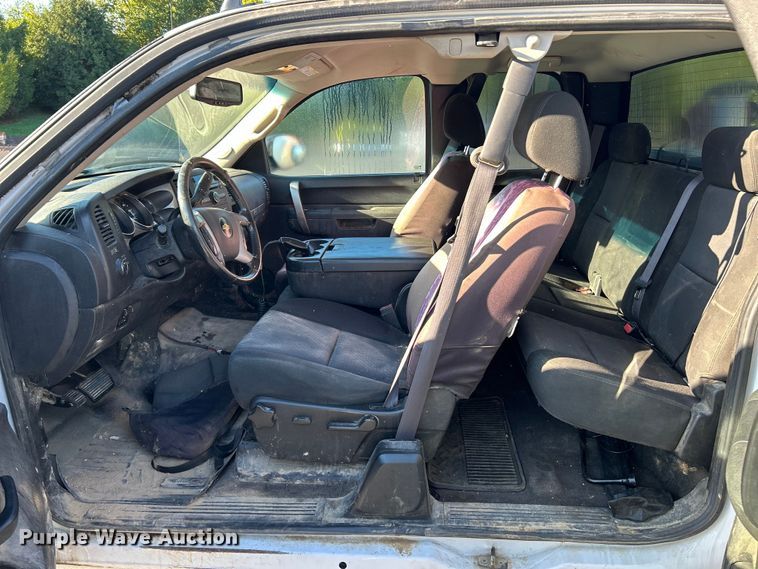 image for item NL9588 2011 Chevrolet Silverado 2500HD LT  Ext. Cab pickup truck