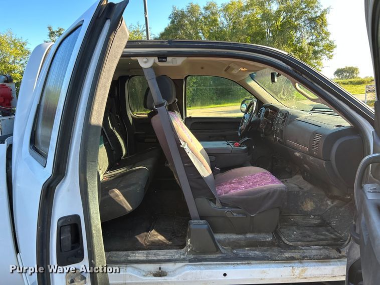 image for item NL9588 2011 Chevrolet Silverado 2500HD LT  Ext. Cab pickup truck