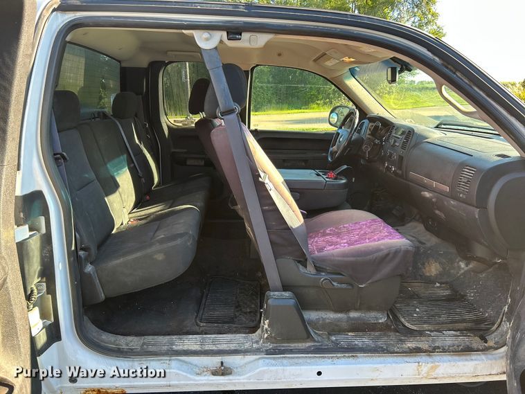 image for item NL9588 2011 Chevrolet Silverado 2500HD LT  Ext. Cab pickup truck