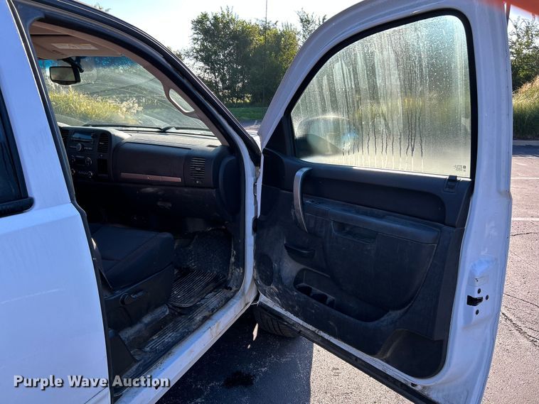 image for item NL9588 2011 Chevrolet Silverado 2500HD LT  Ext. Cab pickup truck