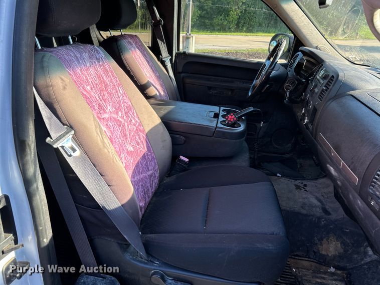 image for item NL9588 2011 Chevrolet Silverado 2500HD LT  Ext. Cab pickup truck