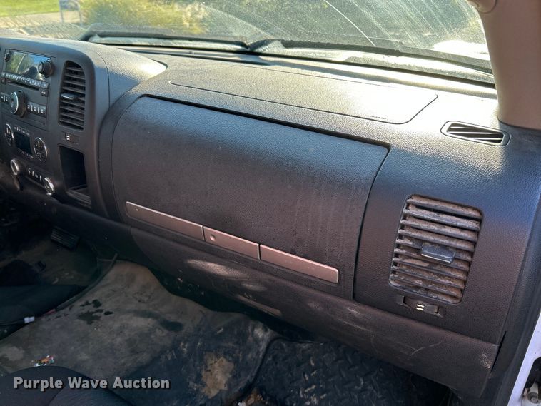 image for item NL9588 2011 Chevrolet Silverado 2500HD LT  Ext. Cab pickup truck