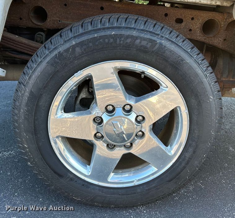 image for item NL9588 2011 Chevrolet Silverado 2500HD LT  Ext. Cab pickup truck