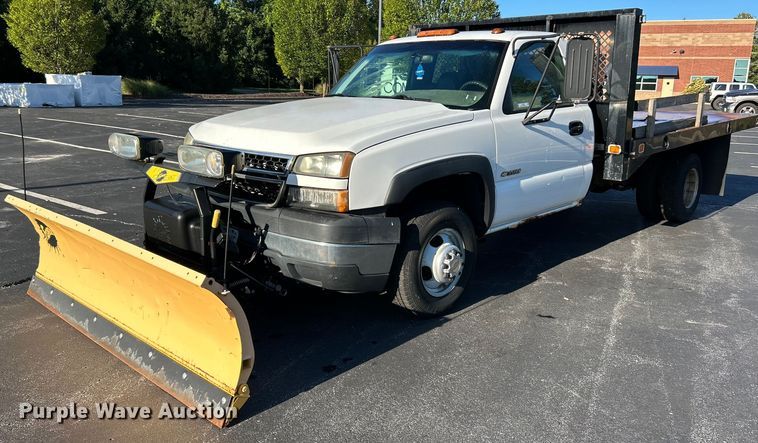 image for item NL9589 2005 Chevrolet Silverado 3500  flatbed pickup truck