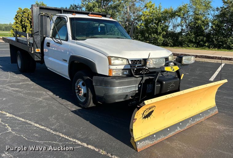 image for item NL9589 2005 Chevrolet Silverado 3500  flatbed pickup truck