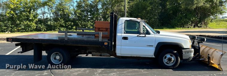 image for item NL9589 2005 Chevrolet Silverado 3500  flatbed pickup truck