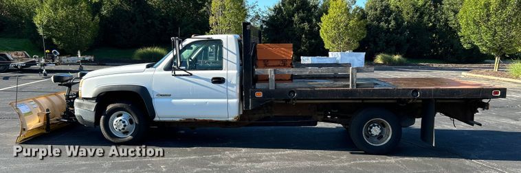 image for item NL9589 2005 Chevrolet Silverado 3500  flatbed pickup truck