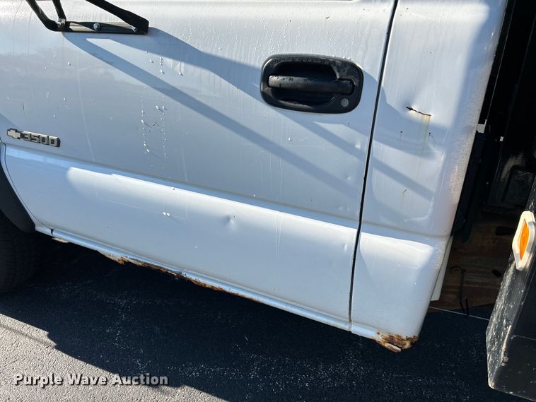 image for item NL9589 2005 Chevrolet Silverado 3500  flatbed pickup truck