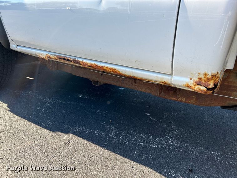 image for item NL9589 2005 Chevrolet Silverado 3500  flatbed pickup truck