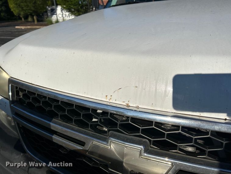 image for item NL9589 2005 Chevrolet Silverado 3500  flatbed pickup truck