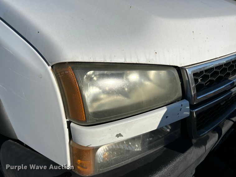 image for item NL9589 2005 Chevrolet Silverado 3500  flatbed pickup truck