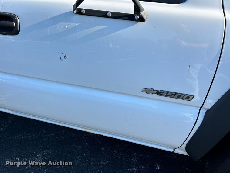 image for item NL9589 2005 Chevrolet Silverado 3500  flatbed pickup truck