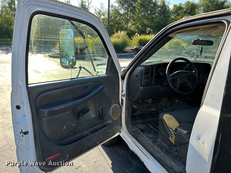 image for item NL9589 2005 Chevrolet Silverado 3500  flatbed pickup truck