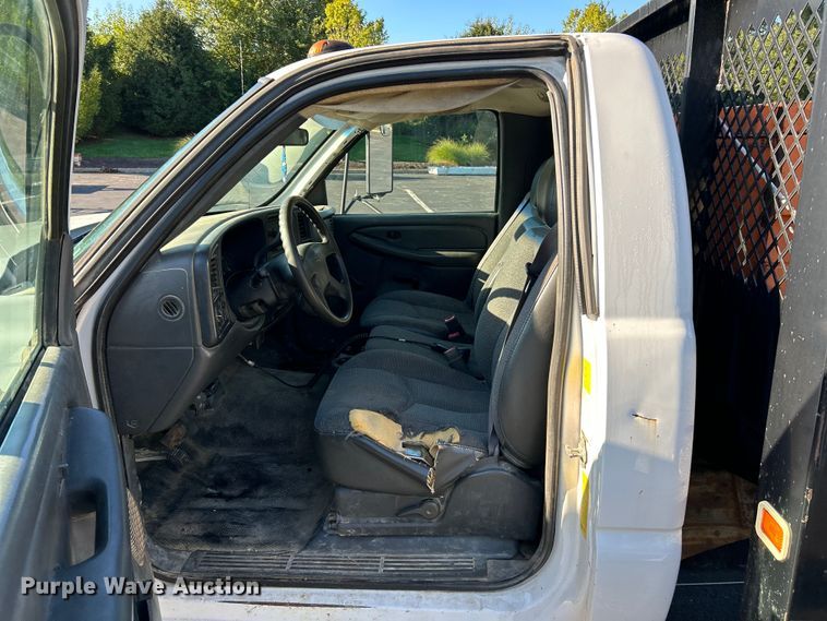 image for item NL9589 2005 Chevrolet Silverado 3500  flatbed pickup truck