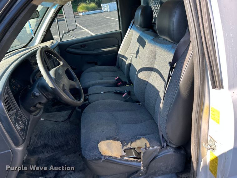 image for item NL9589 2005 Chevrolet Silverado 3500  flatbed pickup truck