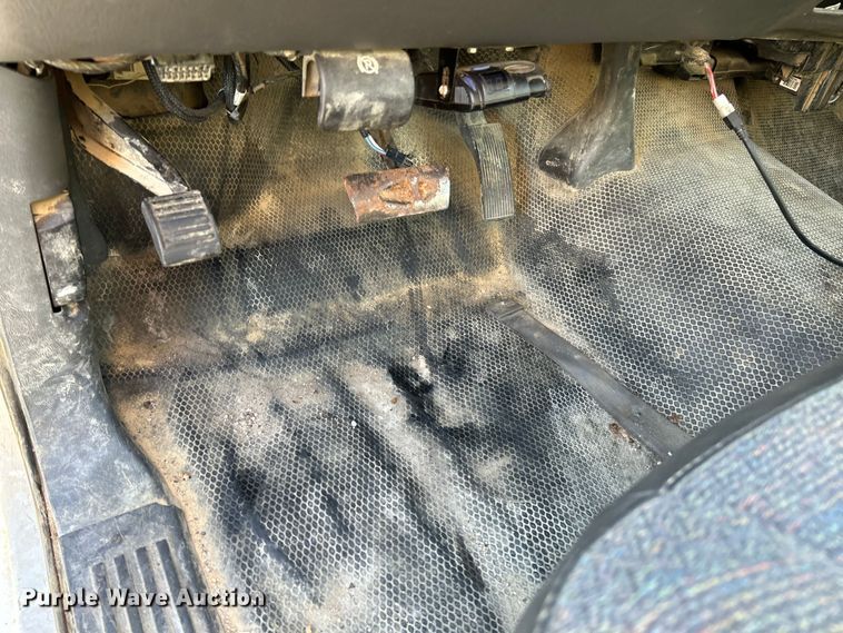 image for item NL9589 2005 Chevrolet Silverado 3500  flatbed pickup truck