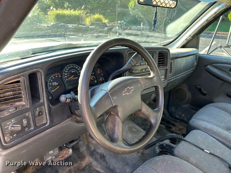 image for item NL9589 2005 Chevrolet Silverado 3500  flatbed pickup truck