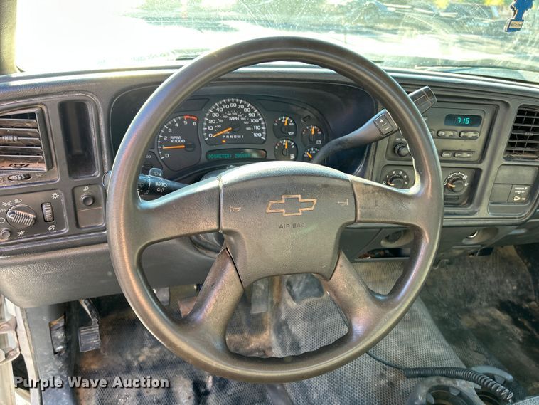 image for item NL9589 2005 Chevrolet Silverado 3500  flatbed pickup truck