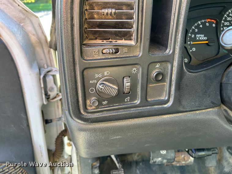 image for item NL9589 2005 Chevrolet Silverado 3500  flatbed pickup truck