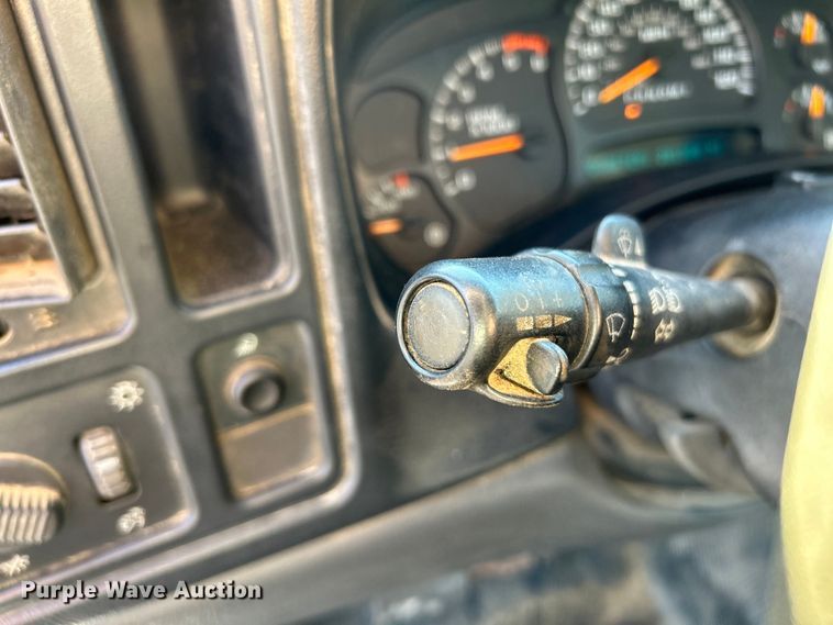 image for item NL9589 2005 Chevrolet Silverado 3500  flatbed pickup truck