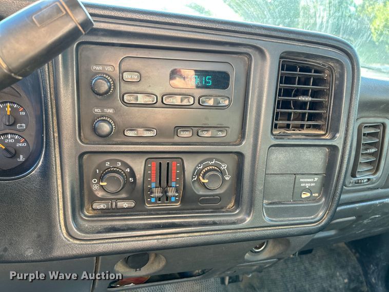 image for item NL9589 2005 Chevrolet Silverado 3500  flatbed pickup truck