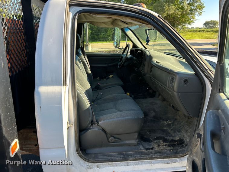 image for item NL9589 2005 Chevrolet Silverado 3500  flatbed pickup truck