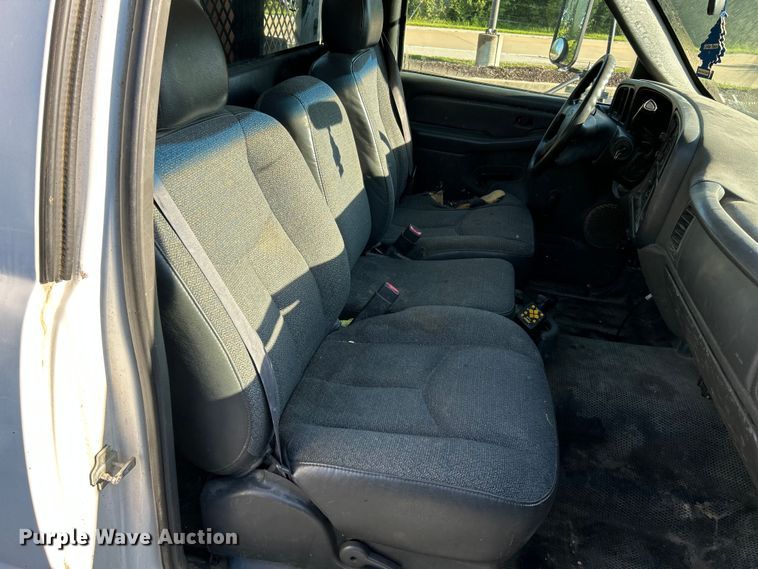 image for item NL9589 2005 Chevrolet Silverado 3500  flatbed pickup truck