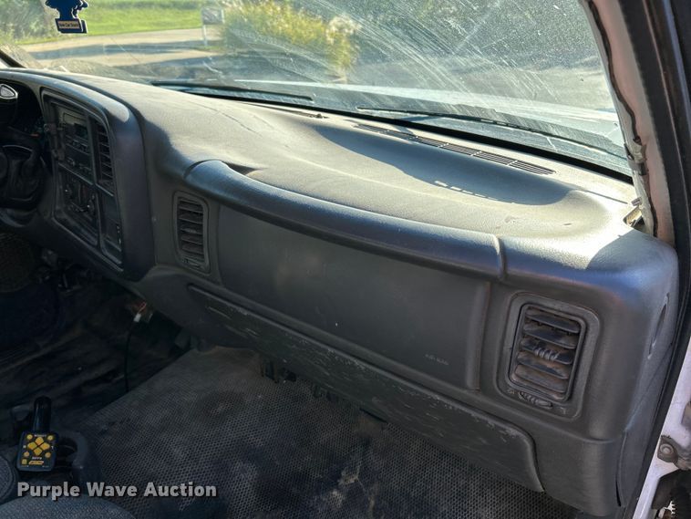 image for item NL9589 2005 Chevrolet Silverado 3500  flatbed pickup truck