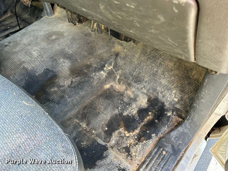 image for item NL9589 2005 Chevrolet Silverado 3500  flatbed pickup truck