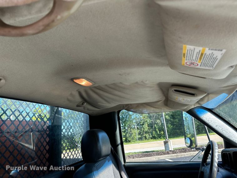 image for item NL9589 2005 Chevrolet Silverado 3500  flatbed pickup truck