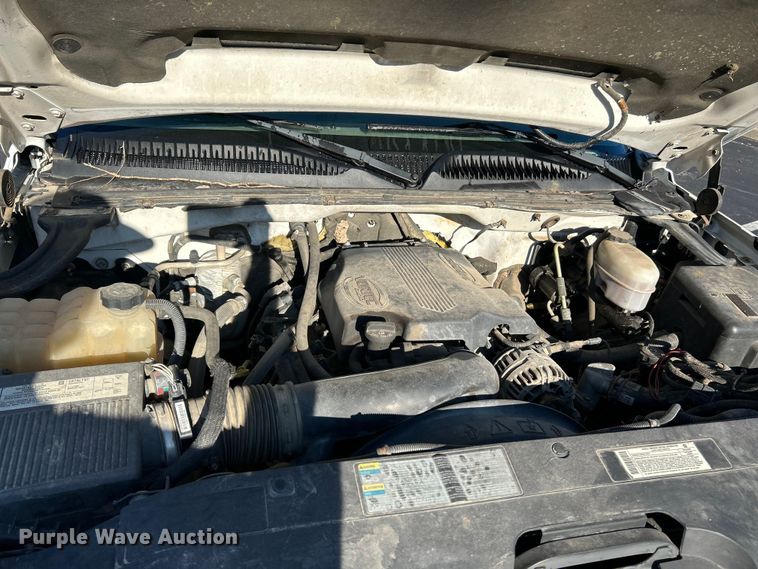 image for item NL9589 2005 Chevrolet Silverado 3500  flatbed pickup truck