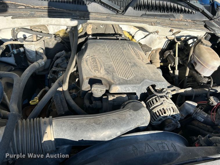 image for item NL9589 2005 Chevrolet Silverado 3500  flatbed pickup truck