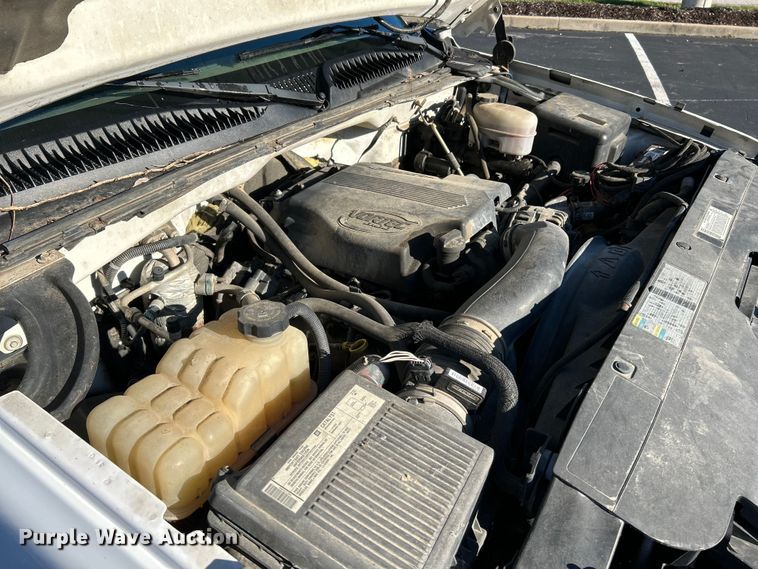 image for item NL9589 2005 Chevrolet Silverado 3500  flatbed pickup truck