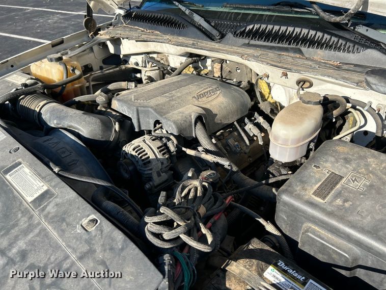 image for item NL9589 2005 Chevrolet Silverado 3500  flatbed pickup truck