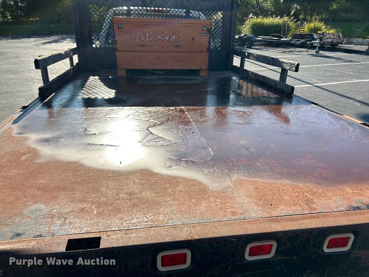 image for item NL9589 2005 Chevrolet Silverado 3500  flatbed pickup truck