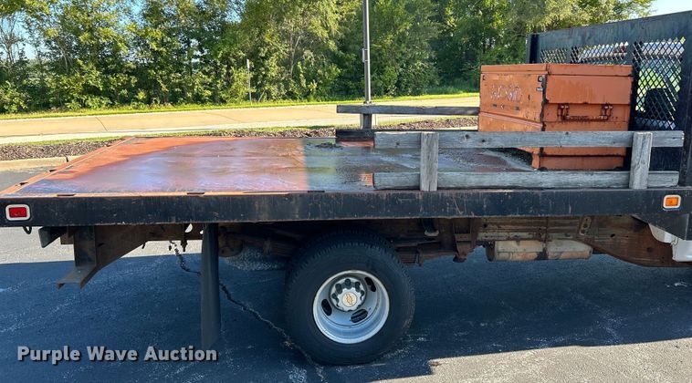 image for item NL9589 2005 Chevrolet Silverado 3500  flatbed pickup truck