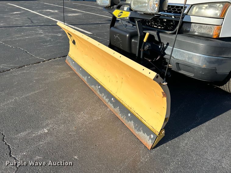 image for item NL9589 2005 Chevrolet Silverado 3500  flatbed pickup truck