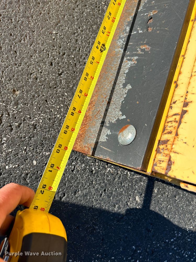 image for item NL9589 2005 Chevrolet Silverado 3500  flatbed pickup truck