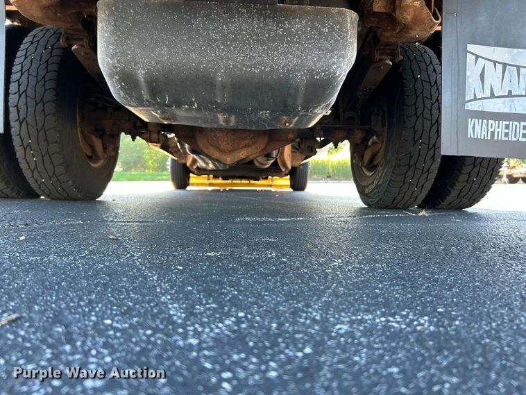 image for item NL9589 2005 Chevrolet Silverado 3500  flatbed pickup truck